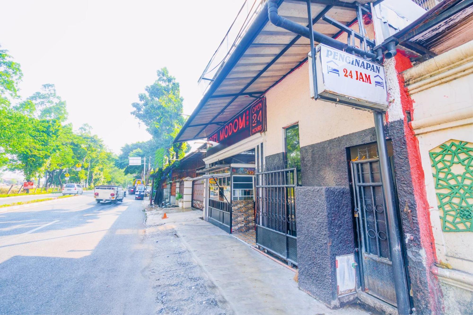 Oyo 93132 Modom Homestay Near Rs Islam Jakarta Pondok Kopi Exterior photo