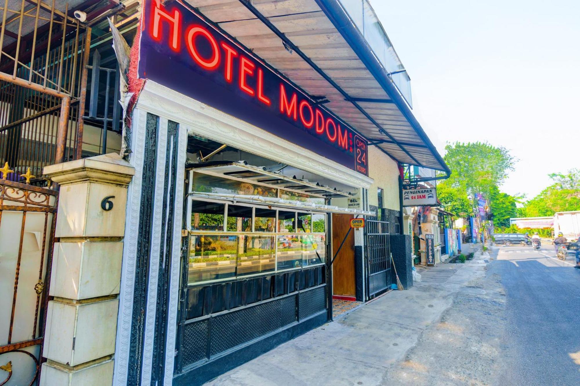 Oyo 93132 Modom Homestay Near Rs Islam Jakarta Pondok Kopi Exterior photo