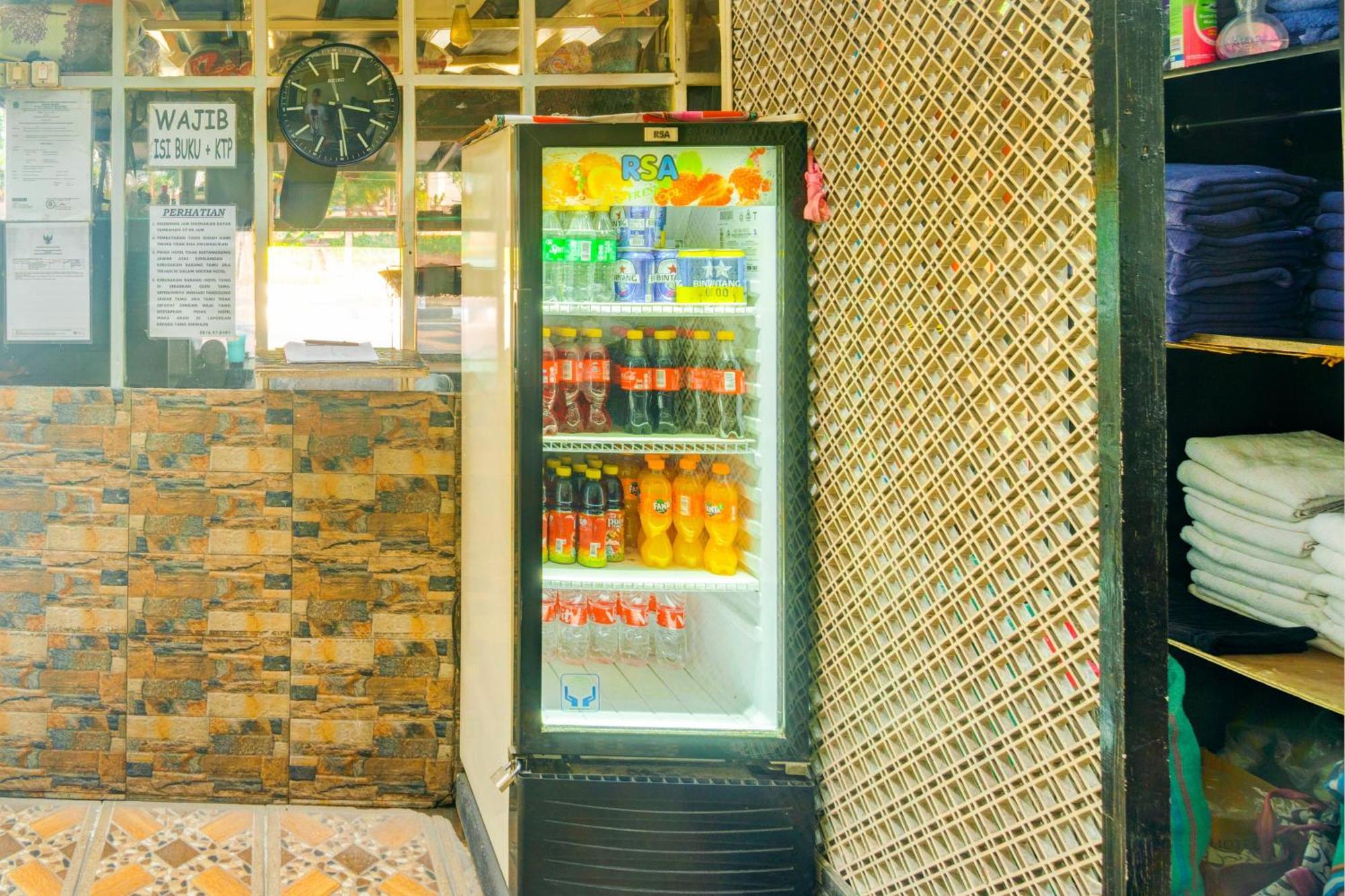 Oyo 93132 Modom Homestay Near Rs Islam Jakarta Pondok Kopi Exterior photo